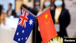 在上海舉行的第三屆中國國際進口博覽會展台上的澳大利亞和中國國旗。（2020年11月6日）