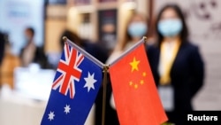 Bendera Australia dan China terlihat pada Pameran Impor Internasional China (CIIE) ketiga di Shanghai, China, 6 November 2020. (Foto: REUTERS/Aly Song)