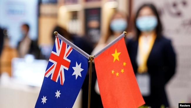 在上海举行的第三届中国国际进口博览会展台上的澳大利亚和中国国旗。（2020年11月6日）