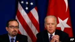 Wakil Presiden AS Joe Biden (kanan) didampingi oleh Dubes AS untuk Turki John R. Bass di Istanbul, Turki (22/1).