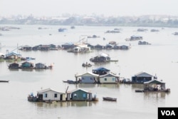 FILE: The view of the fishermen's floating houses on Tonle Sap lake in Phnom Penh, May 2, 2017. (Khan Sokummono/VOA Khmer)