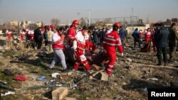 Petugas penyelamat Iran berada di lokasi jatuhnya pesawat penumpang Ukraina di Teheran (8/1). 