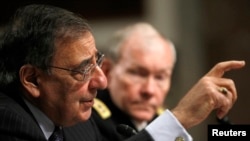 Menhan AS Leon Panetta (kiri) hari Kamis (7/2) memberitahu Komite Angkatan Bersenjata Senat Amerika mengenai serangan teroris di Benhazi. 