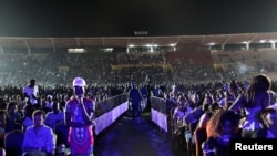 Des fans de la pop-star Wizkid attendent que le spectacle débute à Bamako, Mali, le 15 novembre 2015. 