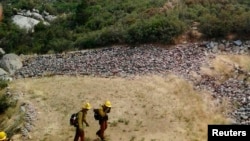 美国林野消防队员撤离亚内尔山火
