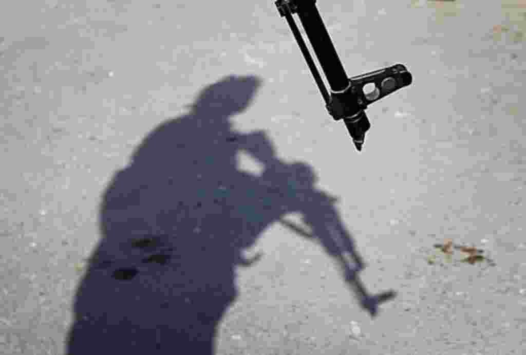 An Afghan policeman stands guard near the scene of an explosion in Jalalabad, Nangarhar province, east of Kabul, Afghanistan, April 21, 2011 (file photo).