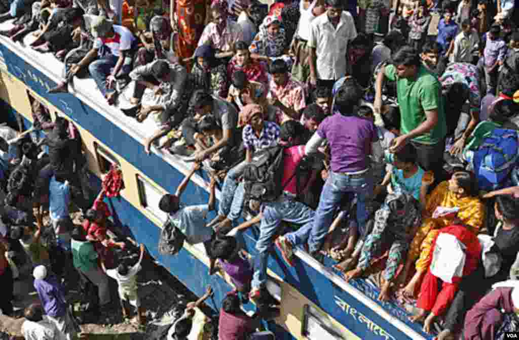 Bangladeshi Muslims try to board an overcrowded train as they head home ahead of Eid al-Fitr, in Dhaka, Bangladesh, Aug. 30, 2011. AP
