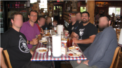 Станислав Шевчук и Мэтью Хаймбах вместе с единомышленниками в ресторане в США (на Хаймбахе – футболка с портретом лидера британских фашистов Освальда Мосли), 2017 год