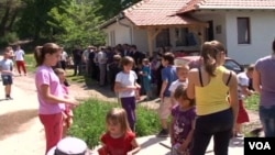 Meštani Srbice okupljeni tokom posete Dalibora Jevtića, ministra za zajednice i povratak u Vladi Kosova
