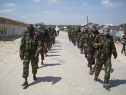 FILE - Wapiganaji wa al-Shabab wakiwa nje ya mji wa Mogadishu, Somalia, Machi 5, 2012.