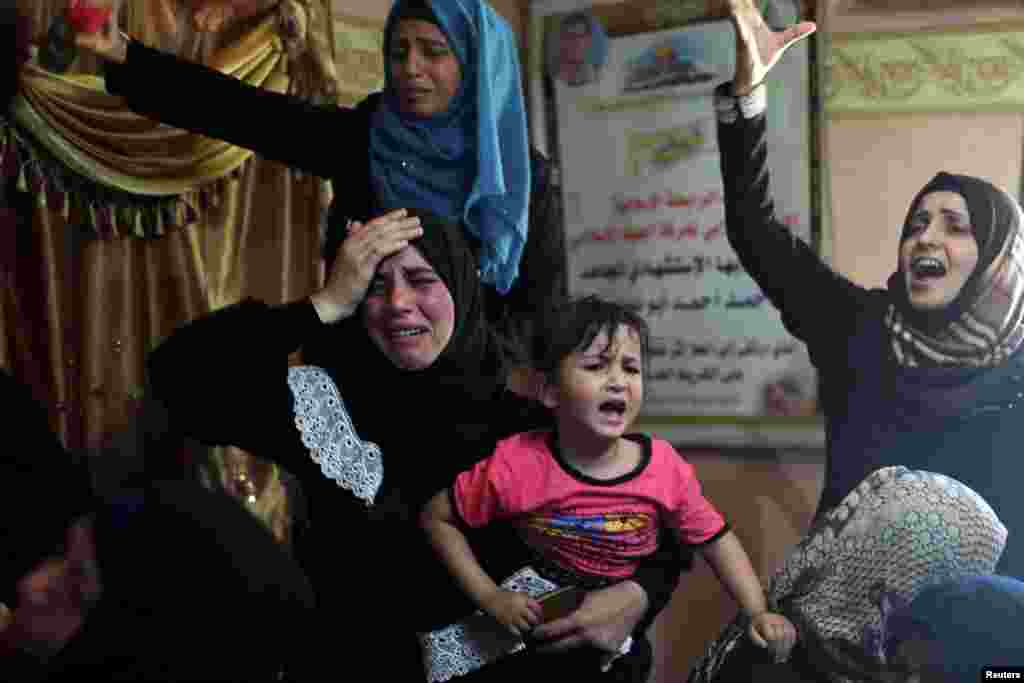 خانواده فلسطینی برای کشته های خود در غزه عزاداری می کند. بعد از تهدید و حملات محدود از غزه، ارتش اسرائیل چند نقطه در شهر غزه را هدف قرار داد که دست کم سه نفر کشته شدند.