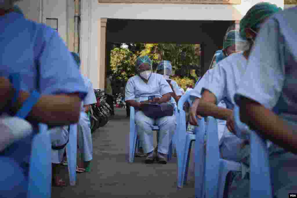မန္တလေးတိုင်းက ကျန်းမာရေးဝန်ထမ်းတွေ ကိုဗစ်ကာကွယ်ဆေးထိုးနှံနေတဲ့ မြင်ကွင်း။ (ဇန်နဝါရီ ၂၇၊ ၂၀၂၁)