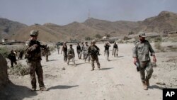 Pasukan Amerika berpatroli di dekat lokasi serangan militan di sebuah pos AS di Torkham, Afghanistan, 2 September 2013 (Foto: dok). 