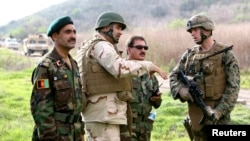 미국 캘리포니아주 캠프 펜들턴 해병대 기지에서 훈련받고 있는 아프가니스탄 보안군 장병들이 통역(왼쪽 두번째)을 통해 미군 병사(오른쪽)와 대화하고 있다. (자료사진)
