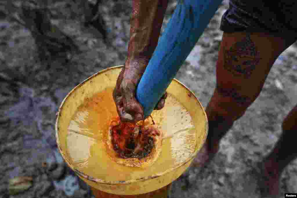 ضلع ماگوے کے علاقے مِنہلا میں خام تیل کے ذخائر موجود ہیں جنھیں حاصل کرنے کے لیے مقامی رہائشی اس جدید دور میں بھی فرسودہ اور خطرناک طریقے بروئے کار لا رہے ہیں۔
