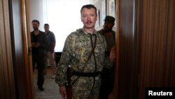Pro-Russian separatist commander Igor Strelkov leaves after a news conference in the eastern Ukrainian city of Donetsk, July 10, 2014. 