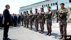 지난 7월 쿠데타 진압 직후 수도 앙카라에서 경찰 특공대를 사열하고 있는 레제프 타이이프 에르도안(왼쪽) 터키 대통령.