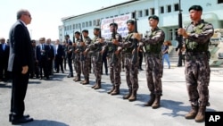 El presidente turco, Recep Tayyip Erdogan, pasa guardia a fuerzas de la policía en Ankara.