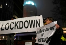 Warga di Den Haag, Belanda memrotes kebijakan lockdown terbaru di tengah perebakan varian Omicron (18/12).