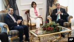 존 케리 미국 국무장관(오른쪽)이 시리아 반군 단체인 시리아국가연합 아흐메드 알 자르바 의장과 27일 사우디아라비아 제다 국제공항에서 이라크 사태에 관해 논의했다.