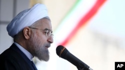 Presiden Iran Hassan Rouhani berpidato di kota Rasht dalam kunjungan keliling ke provinsi Gilan di utara Iran (15/4).