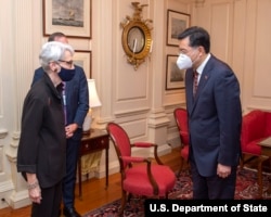 资料照：美国常务副国务卿谢尔曼2021年8月12日会晤中国新任驻美大使秦刚。(图片来自谢尔曼副国务卿的推特账户)