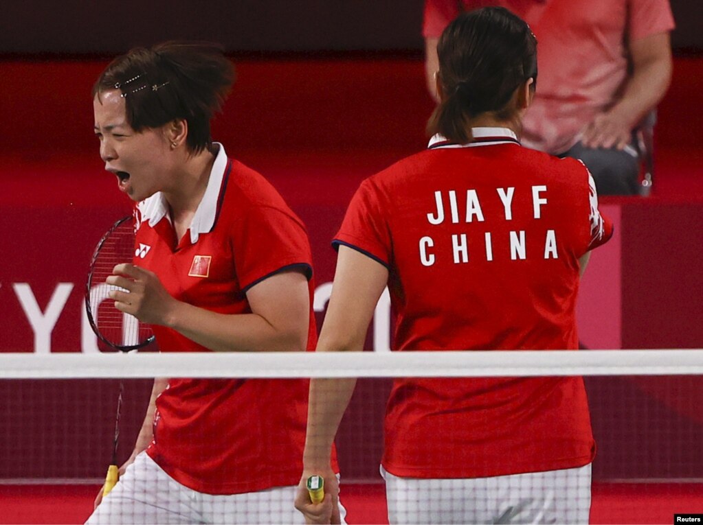 中国羽毛球运动员陈清晨在东京奥运会比赛场上爆粗口。（2021年8月2日）(photo:VOA)