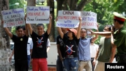 Cảnh sát cố gắng ngăn cản người biểu tình chống Trung Quốc trong một cuộc biểu tình trước đại sứ quán Philippines ở Hà Nội, ngày 17/7/2016.