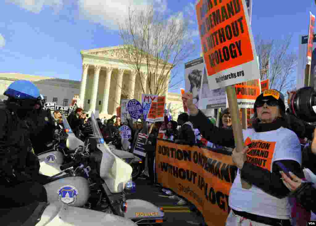 У здания Верховного суда. Сторонники закона о праве женщины на аборт незаконно перекрыли улицу