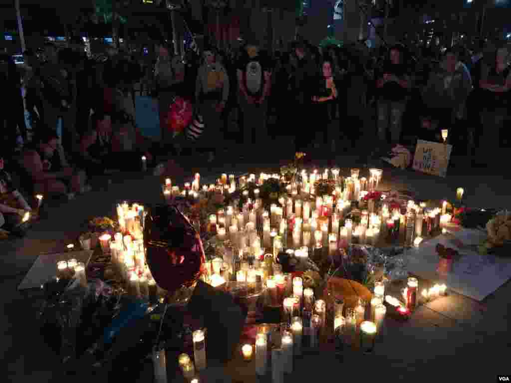 People in Las Vegas take part in vigil honoring victims of Mass shooting targeting concert goers at a Country music festival at the Mandalay Bay Hotel, Oct. 2, 2017. (Photo: C. Mendoza / VOA)