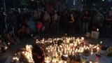 People in Las Vegas take part in vigil honoring victims of Mass shooting targeting concert goers at a Country music festival at the Mandalay Bay Hotel, Oct. 2, 2017. (Photo: C. Mendoza / VOA)