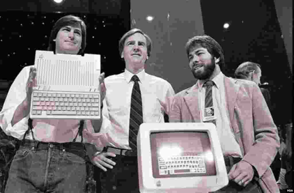 24. aprila 1984 Stev Džobs (lijevo) sa generalnim direktorom Džon Skalijem i ko-osnivačem Stivom Vozniakom predstavljaju Apple II u San Francisku. (AP Photo/Sal Veder, File)