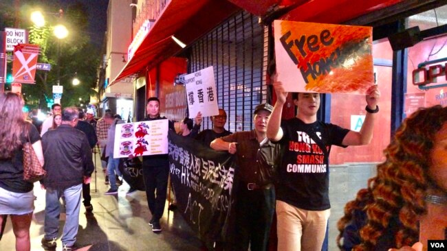 中国民主党洛杉矶集会,支持美国国会“香港人权与民主法案”,支持者在好莱坞大道上前行 (美国之音雨舟)