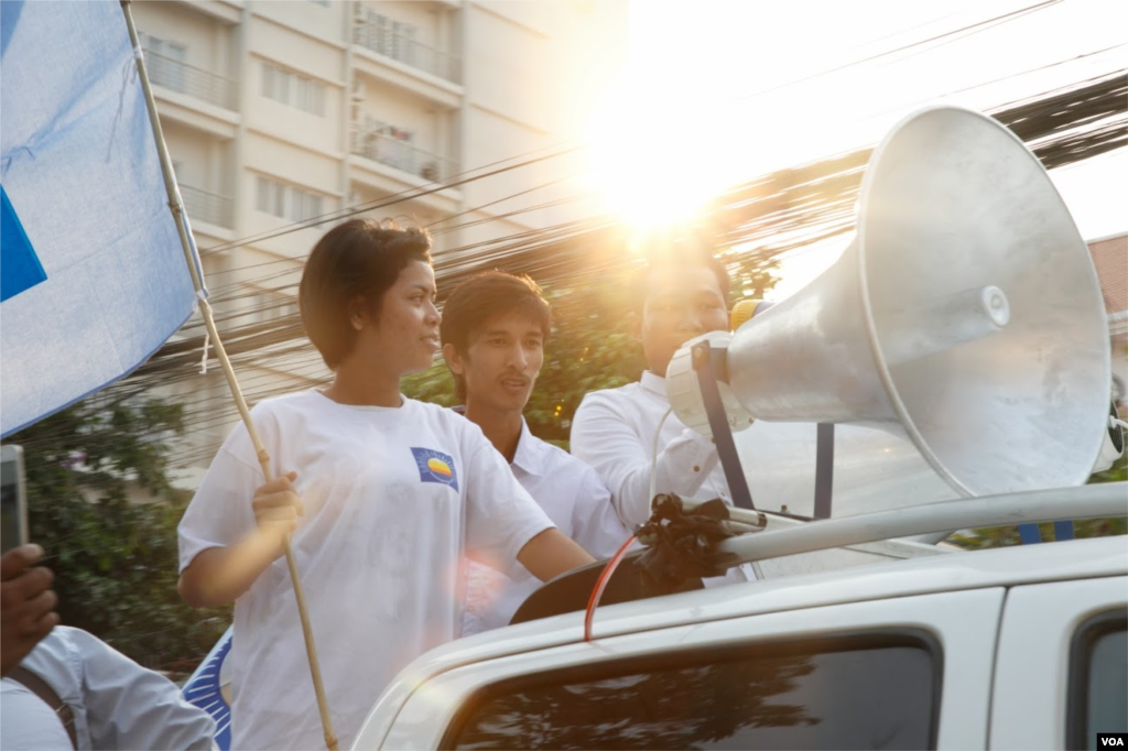 Srey Chamroeun (middle), a leader of a self-claim university students group, stands on the back of a pickup vehicle during a parade across Phnom Penh streets on Tuesday to submit a petition at CNRP&#39;s acting president, Kem Sokha&#39;s house. The petition demands Kem Sokha to explain the allegation of his sexual scandal. (Leng Len/VOA Khmer)
