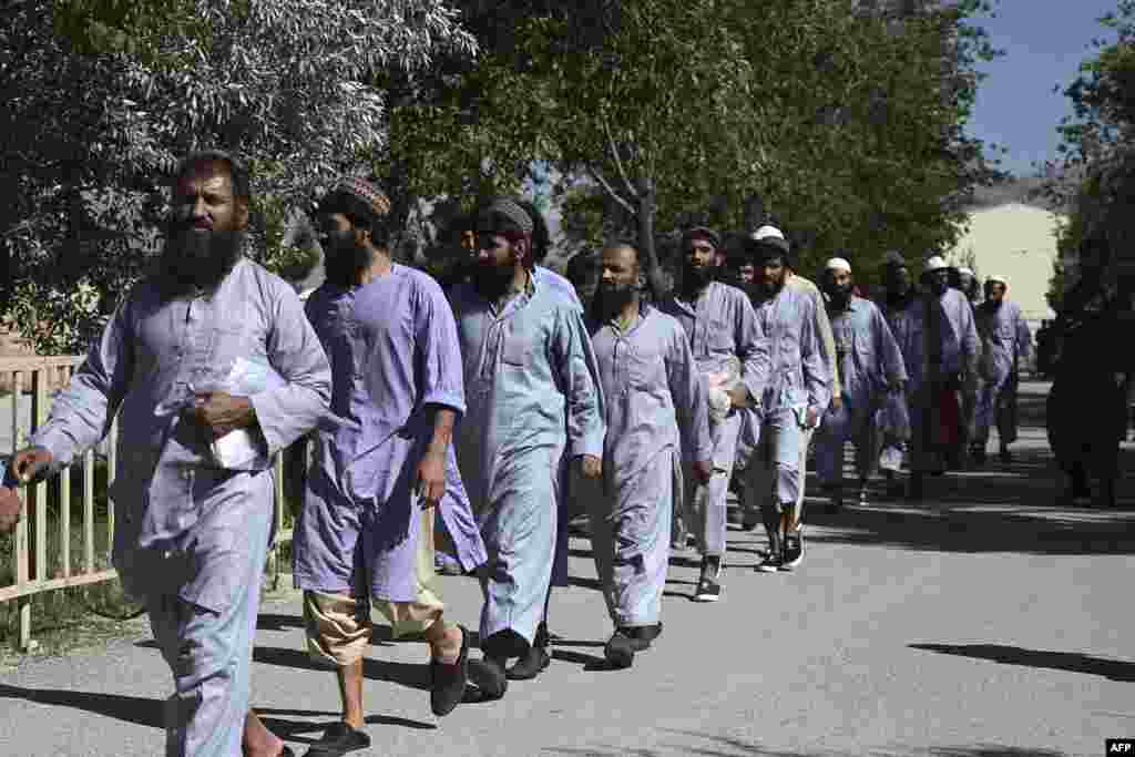 افغان حکومت کی جانب سے طالبان قیدیوں کی رہائی ایسے موقع پر کی گئی ہے جب عسکریت پسندوں کی طرف سے عید کے تین دن تک جنگ بندی کا کہا گیا تھا۔