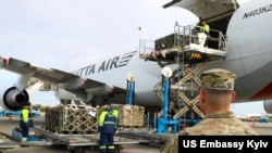 以美国为首的北约组织提供给乌克兰价值2亿美元的军事物资中的第一批已经运抵基辅。