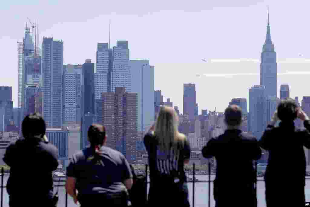 گروهی از مردم در ساحل نیوجرسی شاهد هنرنمایی جت&zwnj;های گروه &laquo;فرشته&zwnj;های آبی&raquo; بر فراز منطقه منهتن شهر نیویورک هستند. این برنامه نمایشی برای احترام به فعالان مقابله با کرونا تدارک دیده شده است.&nbsp;