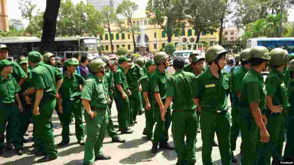 Luật sư: Có thể khởi kiện công ty đàn áp người biểu tình Trong một cuộc phỏng vấn với VOA Việt Ngữ, cựu Thẩm phán, Luật sư Phạm Công Út, Trưởng Văn phòng Luật Phạm Nghiêm ở thành phố Hồ Chí Minh, cho rằng những người biểu tình bị đánh đập, đàn áp có thể khởi kiện công ty chủ quản lực lượng an ninh kể trên.