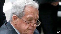 Dennis Hastert, expresidente republicano de la Cámara de Representantes, fue liberado de una prisión de Minnesota a una oficina de administración de reingresos sociales, antes de su liberación el 16 de agosto. 