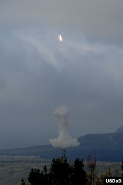 美国导弹防御局自加州范登堡空军基地成功进行3段陆基拦截飞行测试