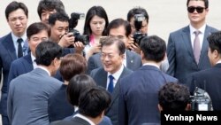 문재인 한국 대통령(가운데)이 28일 오후 성남 서울공항에서 미국으로 떠나는 전용기 앞에서 환송객들과 인사를 하고 있다.
