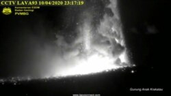 Gunung Anak Krakatau saat erupsi hari Jumat malam (10/4) (Courtesy : Magma Indonesia-Kementerian ESDM).