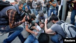 5月一日在伊斯坦布爾一名記者採訪警民暴亂時受傷