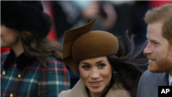 El príncipe Enrique y su prometida Meghan Markle llegan al servicio religioso de Navidad en la iglesia de Santa Magdalena en Sandringham, Inglaterra, el lunes 25 de diciembre de 2017. (AP Foto/Alastair Grant)