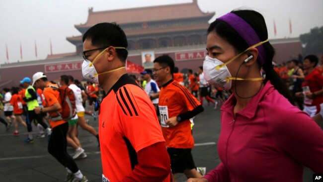 Những người tham gia tại một cuộc đua marathon năm 2014 ở Bắc Kinh. Trung Quốc bị chỉ trích đã tổ chức quá nhiều cuộc đua, cùng với sự tham gia đông đảo, dẫn đến gian lận.