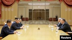 Le leader de la Corée du Nord, Kim Jong Un, rencontre le secrétaire d’État américain, Mike Pompeo le 9 mai 2018, une photo publiée par l’Agence de presse centrale coréenne de Corée du Nord (KCNA) à Pyongyang le 10 mai 2018.