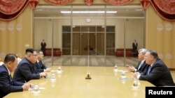 지난해 5월 평양을방문한 마이크 폼페오 미국 국무장관이 김정은 북한 국무위원장과 회담하고 있다.