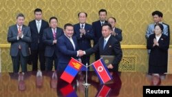 28일 평양에서 몽골과 북한이 협력관계 교류계획에 합의했다. 차이야 엘벡도르지 몽골 대통령(왼쪽 세번째)과 김영남 북한 최고 인민회의 상임위원장(왼쪽 네번째)이 악수하고 있는 양국 대표 뒤로 서 있다.