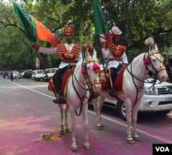 Men on horseback celebrate outside BJP offices in New Delhi, India, March 11, 2017. (A. Pasricha/VOA)