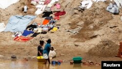 Des Malgaches nettoient des habits le long du fleuve Ikopa, à Antananarivo, capitale de Madagascar, le 22 décembre 2013 